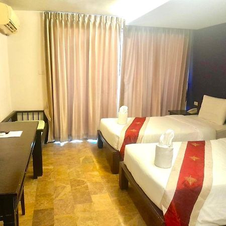 All Together Suite Hotel Bangkok Bagian luar foto