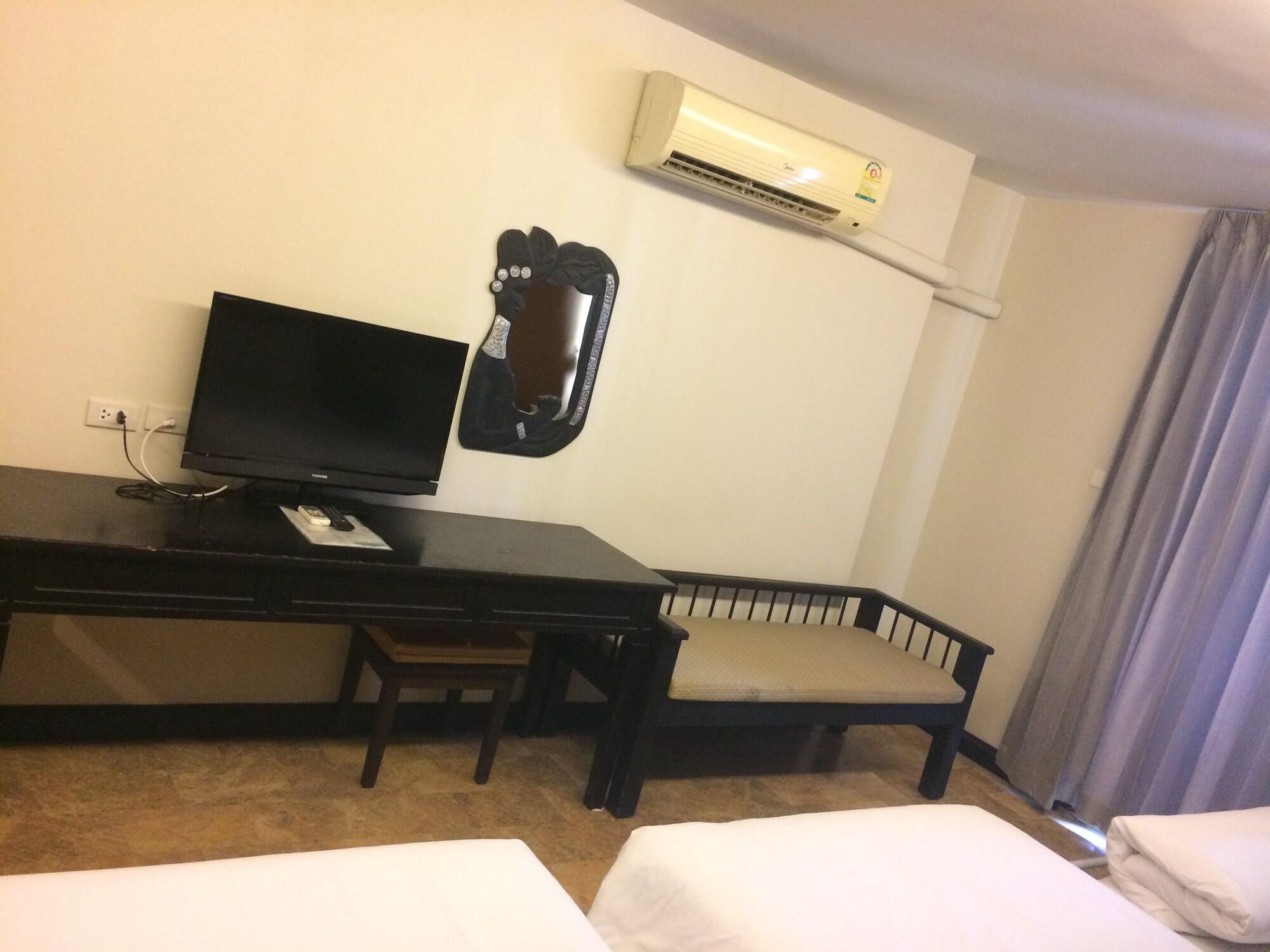 All Together Suite Hotel Bangkok Bagian luar foto