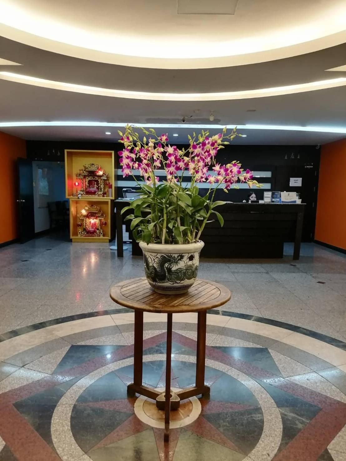 All Together Suite Hotel Bangkok Bagian luar foto