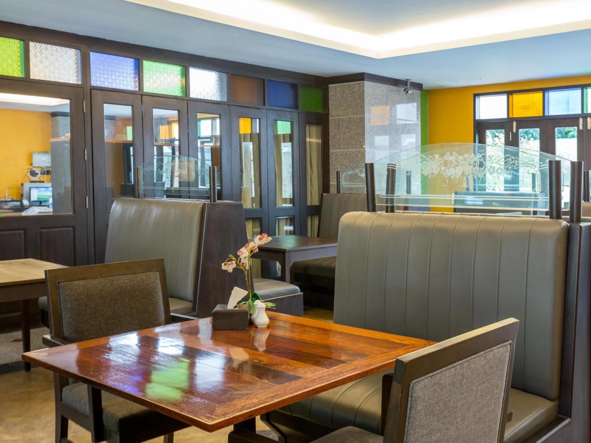 All Together Suite Hotel Bangkok Bagian luar foto