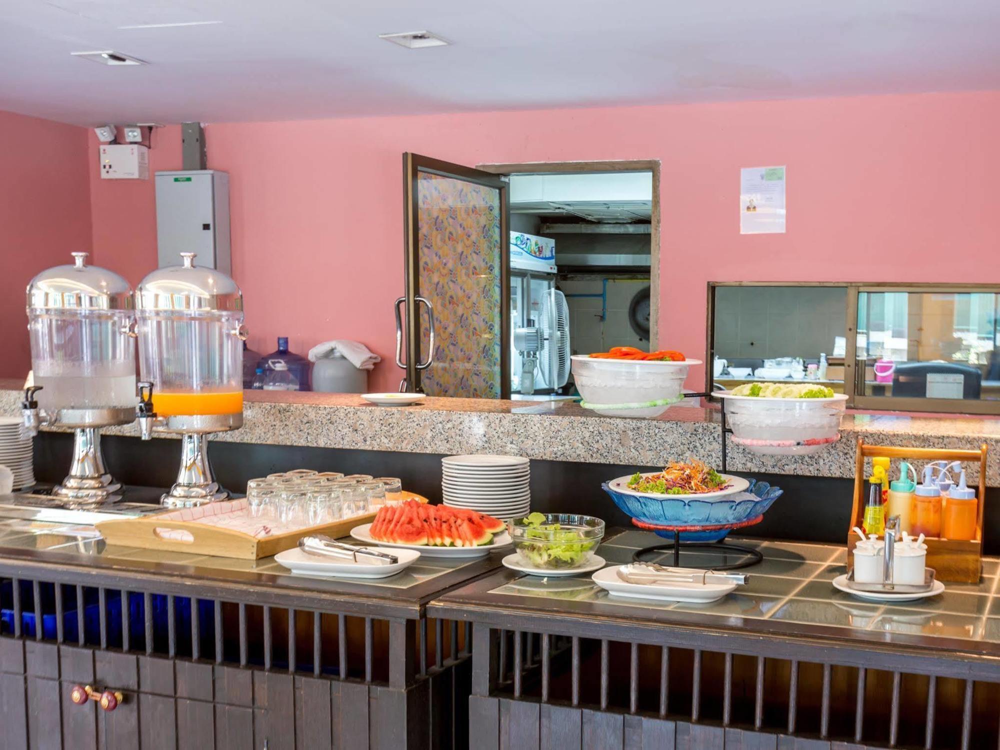 All Together Suite Hotel Bangkok Bagian luar foto