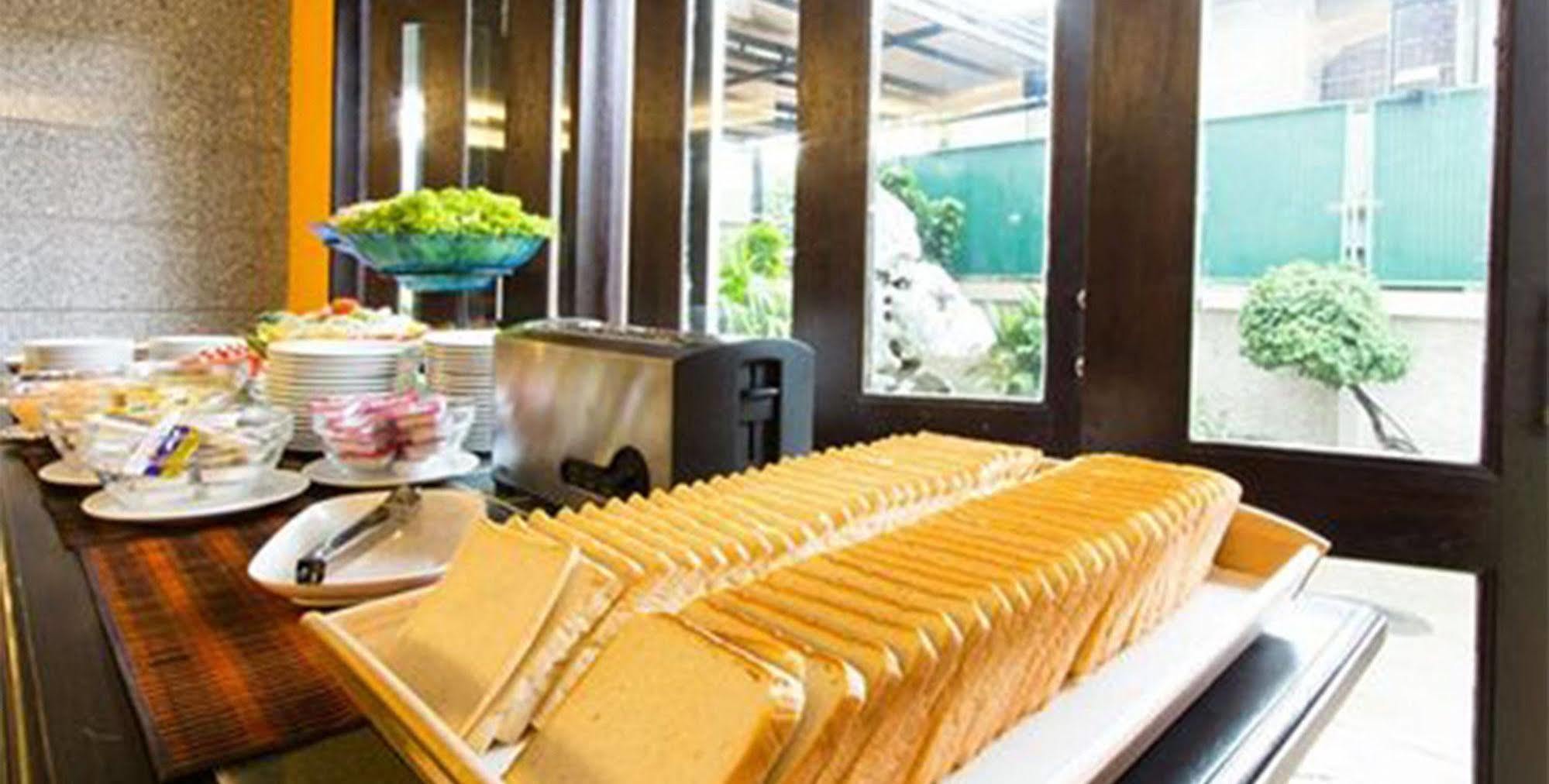 All Together Suite Hotel Bangkok Bagian luar foto