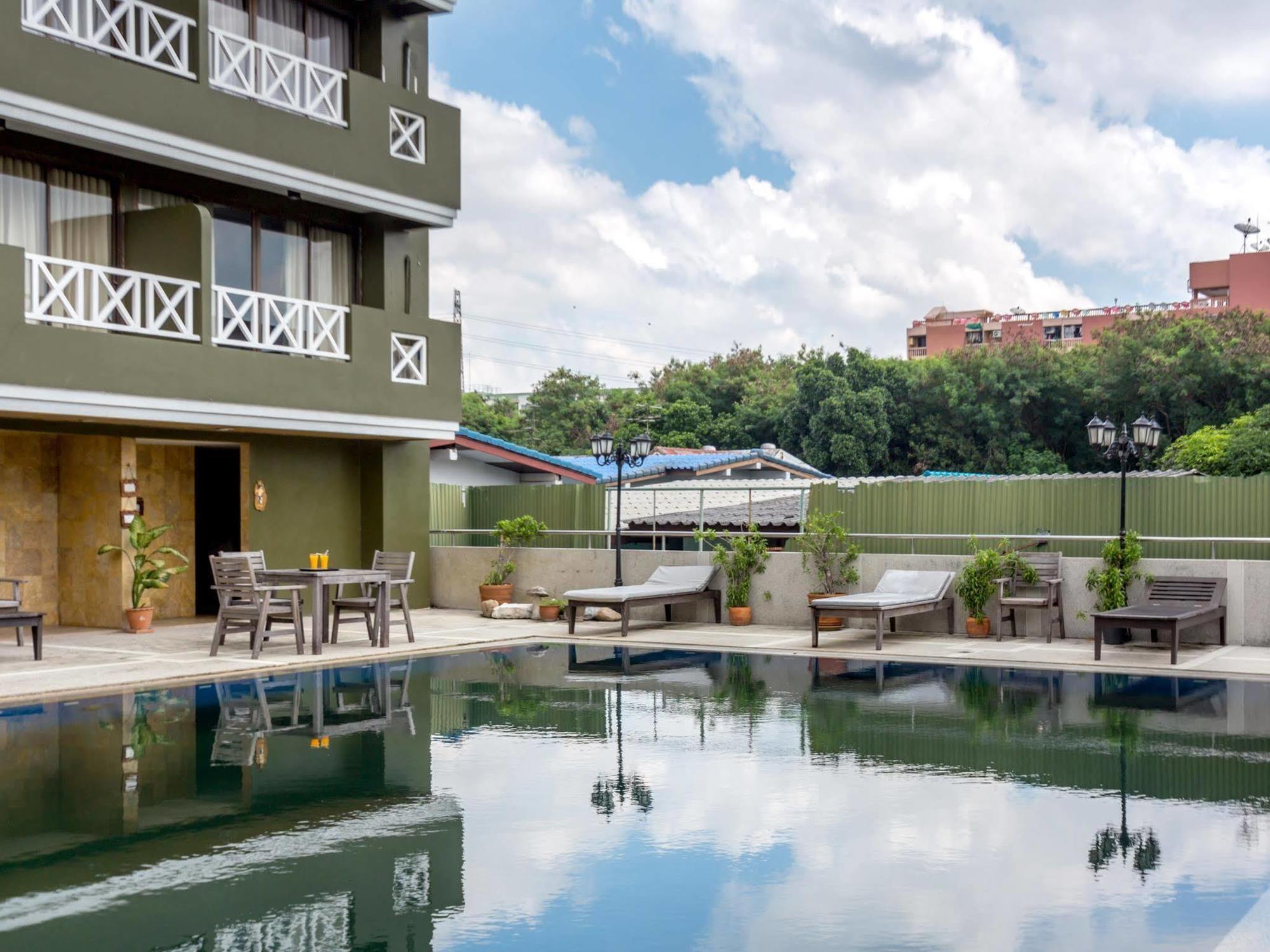 All Together Suite Hotel Bangkok Bagian luar foto