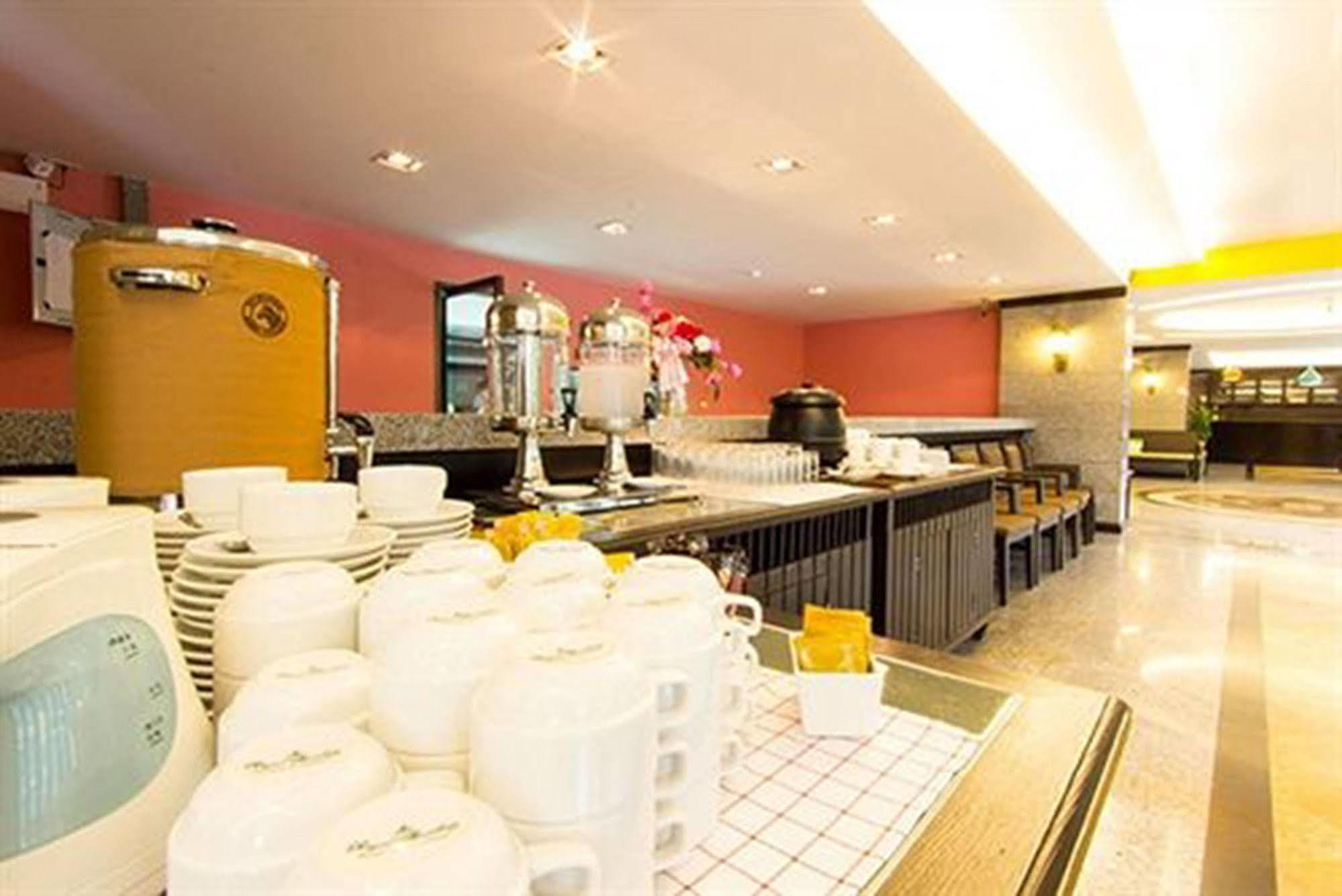 All Together Suite Hotel Bangkok Bagian luar foto