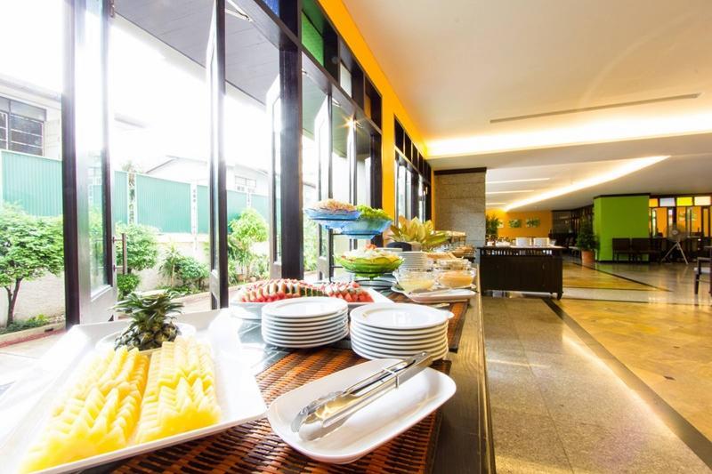 All Together Suite Hotel Bangkok Bagian luar foto