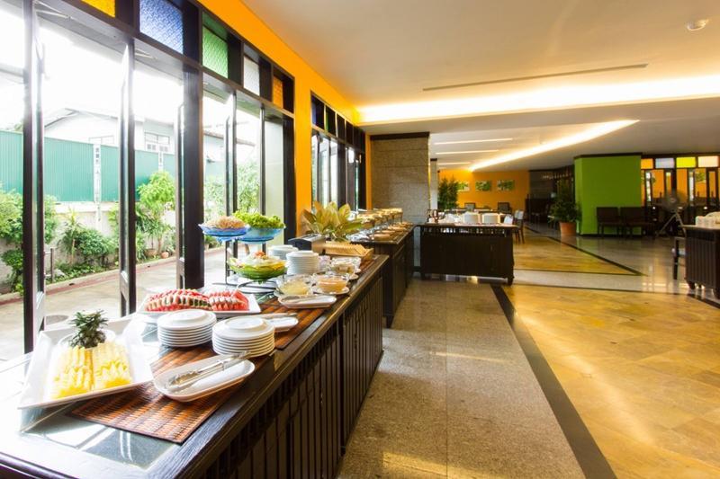 All Together Suite Hotel Bangkok Bagian luar foto